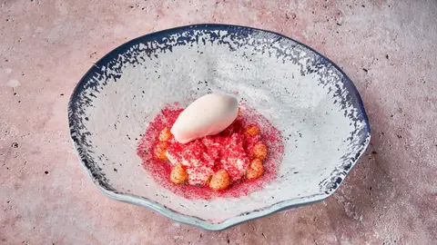 Cremoso frutal con sorbete de maracuyá, plato de Quintoelemento Cremoso frutal con sorbete de maracuyá, plato de Quintoelemento