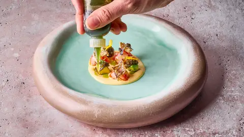 Dados de carabinero sobre pilpil de ají amarillo, plato del restaurante Quintoelemento Dados de carabinero sobre pilpil de ají amarillo, plato del restaurante Quintoelemento