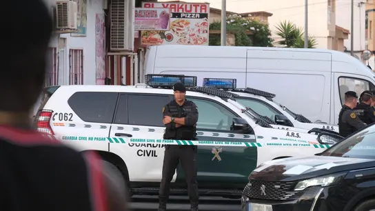 La Guardia Civil de Murcia y la policía local montan guardia en el acceso a la zona de conflictos de Torre Pacheco. La Guardia Civil de Murcia y la policía local montan guardia en el acceso a la zona de conflictos de Torre Pacheco.
