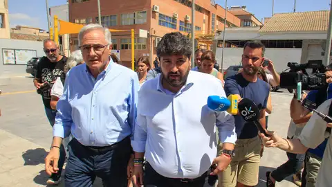 El presidente de la Región de Murcia, Fernando López Miras, junto con el alcalde de Torre-Pacheco, Pedro Ángel Roca, este martes. El presidente de la Región de Murcia, Fernando López Miras, junto con el alcalde de Torre-Pacheco, Pedro Ángel Roca, este martes.