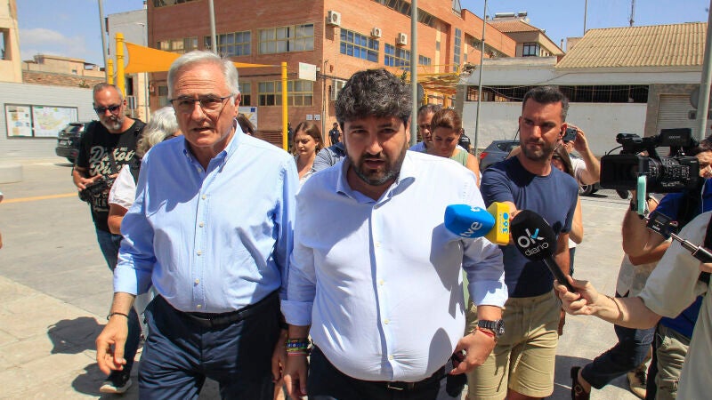 El presidente de la Región de Murcia, Fernando López Miras, junto con el alcalde de Torre-Pacheco, Pedro Ángel Roca, este martes.