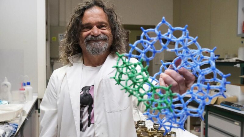 Miguel Camblor es profesor de investigación en el ICMM-CSIC