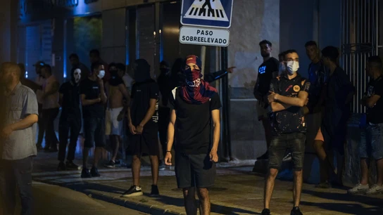 Jóvenes reunidos por la noche en el barrio de San Antonio en Torre Pacheco, Murcia, donde desde hace tres días nueve personas han sido detenidas por los disturbios nocturnos. Jóvenes reunidos por la noche en el barrio de San Antonio en Torre Pacheco, Murcia, donde desde hace tres días nueve personas han sido detenidas por los disturbios nocturnos.