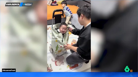 El curioso truco de un padre para cortar el pelo a su bebé El curioso truco de un padre para cortar el pelo a su bebé
