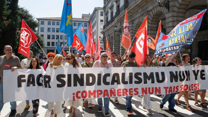 Decenas de personas se han concentrado este martes por la sentencia de 'Las seis de La Suiza'