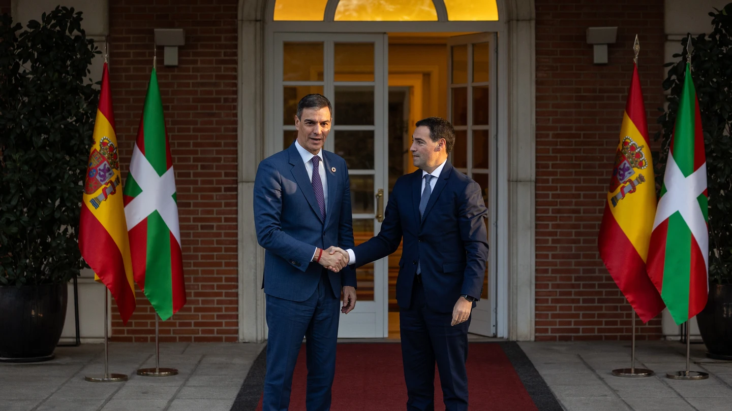 El presidente del Gobierno, Pedro Sánchez, y el lehendakari, Imanol Pradales, en su anterior encuentro en noviembre. El presidente del Gobierno, Pedro Sánchez, y el lehendakari, Imanol Pradales, en su anterior encuentro en noviembre.