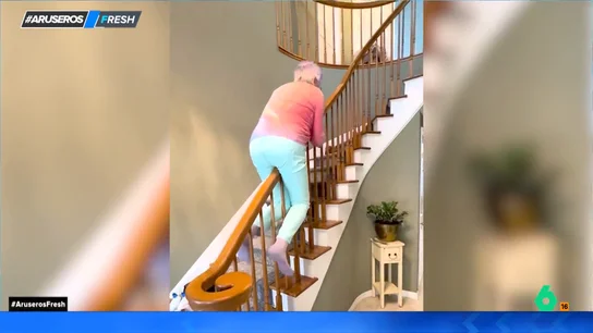 En plena forma y sin miedo: así se desliza una abuela de 80 años por la barandilla de espaldas En plena forma y sin miedo: así se desliza una abuela de 80 años por la barandilla de espaldas