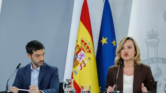 La ministra portavoz, Pilar Alegría, y el ministro de Consumo, Pablo Bustinduy, en la rueda de prensa posterior al Consejo de Ministros de este martes. La ministra portavoz, Pilar Alegría, y el ministro de Consumo, Pablo Bustinduy, en la rueda de prensa posterior al Consejo de Ministros de este martes.