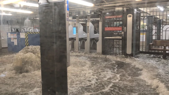 Una vista muestra una estación de metro inundada en Nueva York. Una vista muestra una estación de metro inundada en Nueva York.