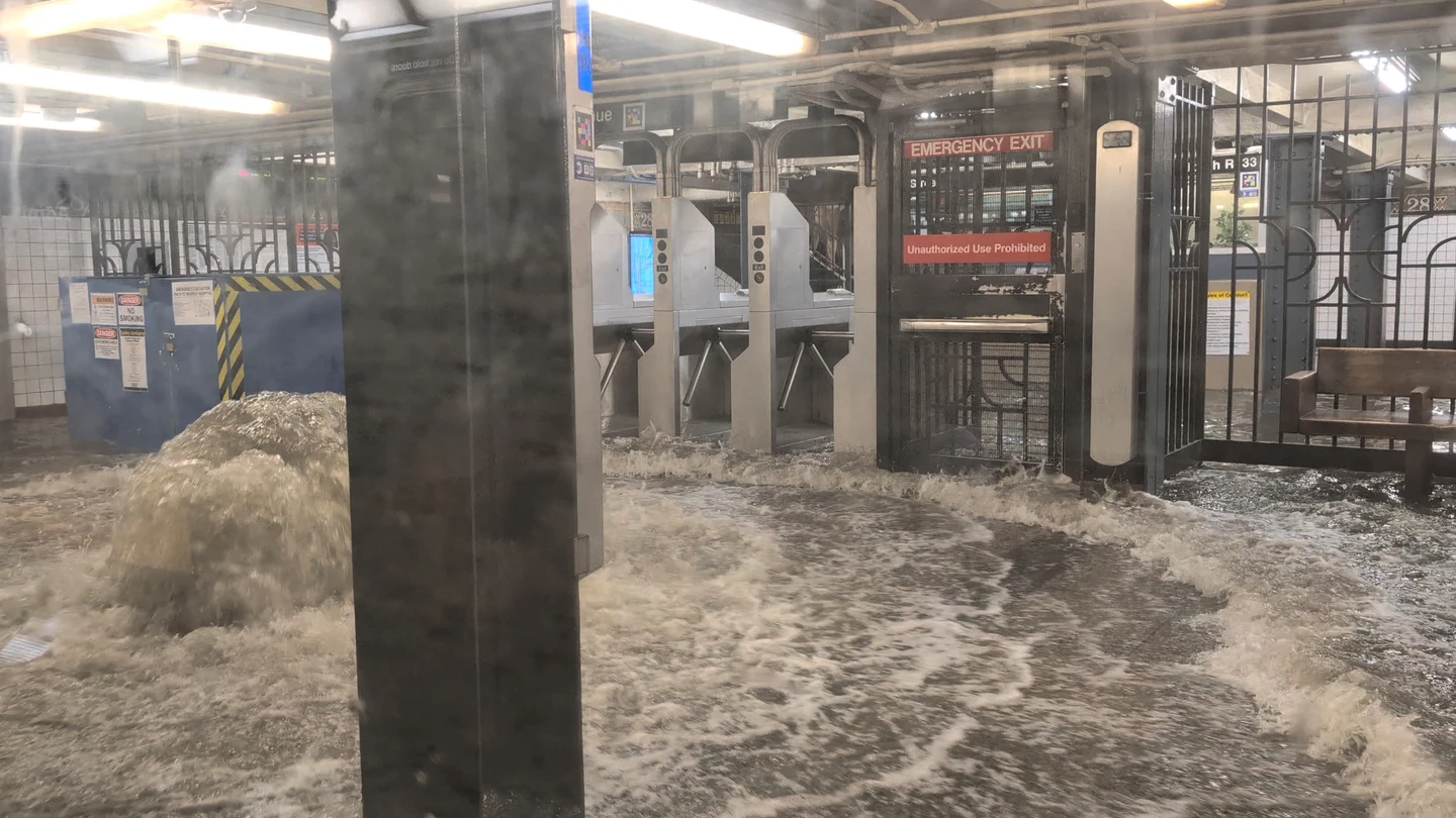 Una vista muestra una estación de metro inundada en Nueva York. Una vista muestra una estación de metro inundada en Nueva York.