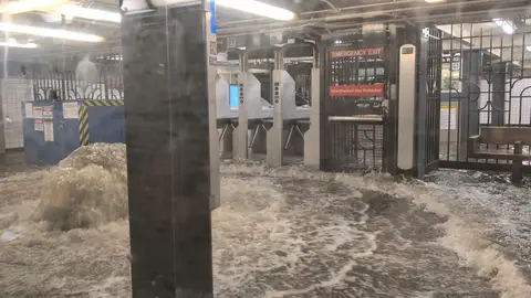 Una vista muestra una estación de metro inundada en Nueva York. Una vista muestra una estación de metro inundada en Nueva York.