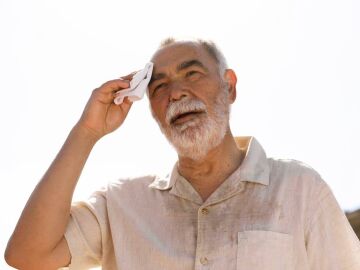 Persona mayor sudando