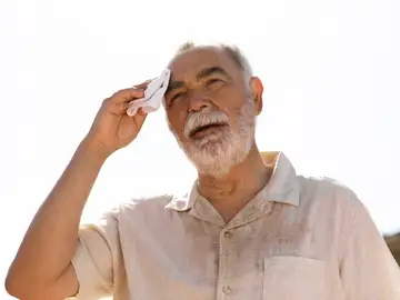 Persona mayor sudando Persona mayor sudando