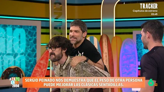 Sergio Peinado pone en forma a Zapeando: abdominales para Quique Peinado y Laura del Val y 'hip thrust' para Maya Pixelskaya Quique Peinado, Laura del Val, Maya Pixelskaya se 'ponen en forma' en directo con los ejercicios del entrenador personal Sergio Peinado. En este vídeo, se enfrentan a sentadillas y abdominales con Nacho García como 'peso'.