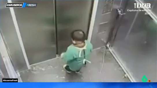 Un padre se olvida de su hijo en el ascensor: esta es la aplaudida reacción del pequeño Un padre se olvida de su hijo en el ascensor: esta es la aplaudida reacción del pequeño