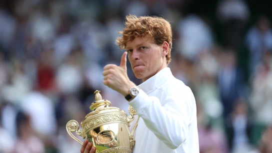 Jannik Sinner con el trofeo de Wimbledon Jannik Sinner con el trofeo de Wimbledon