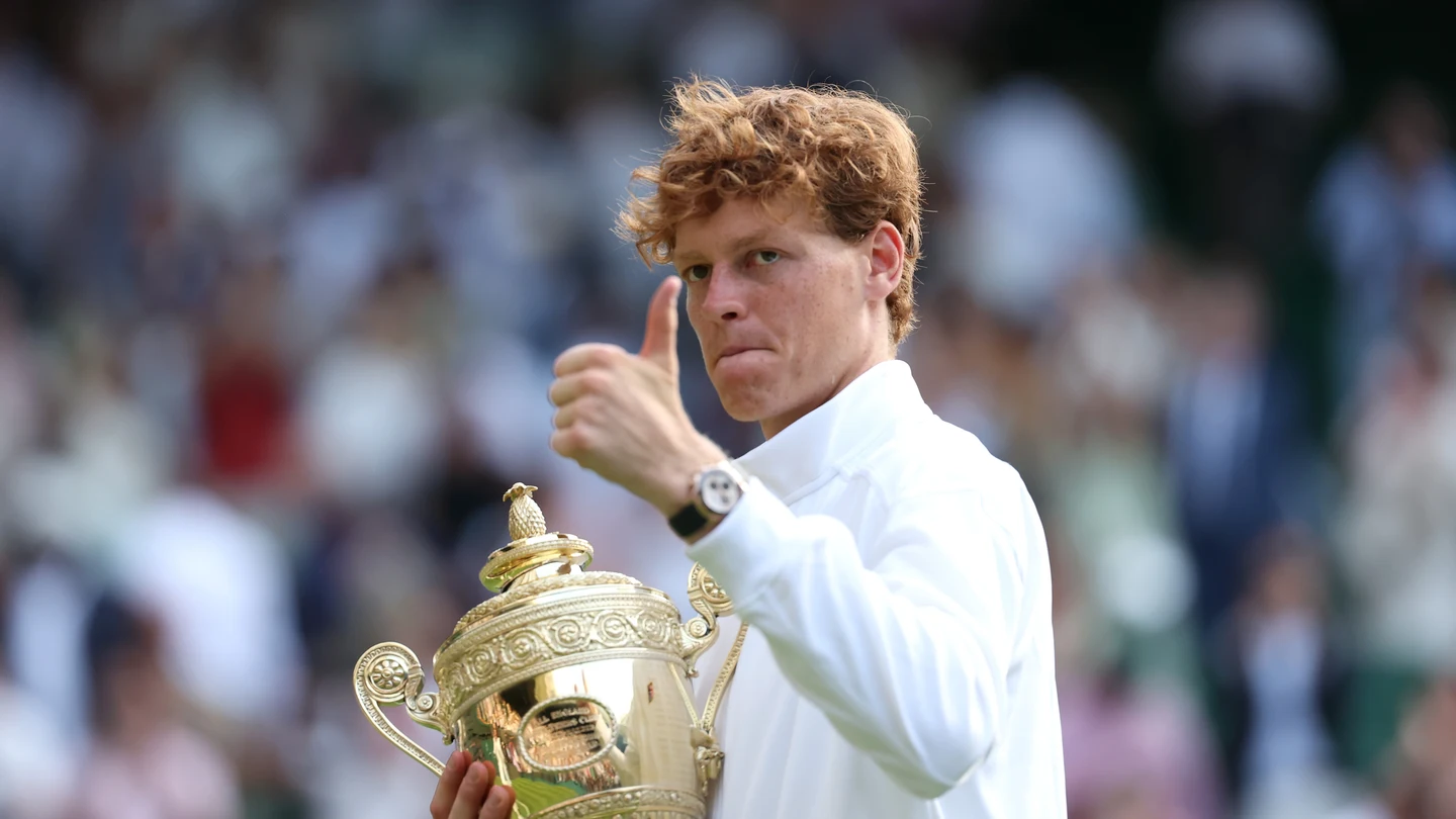 Jannik Sinner con el trofeo de Wimbledon Jannik Sinner con el trofeo de Wimbledon