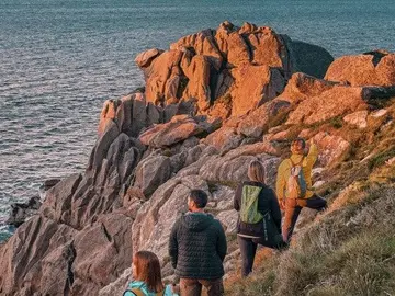 Senderistas camino de San Andrés de Teixido Senderistas camino de San Andrés de Teixido