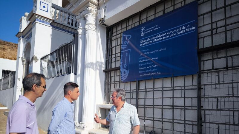 Jesús Mora, delegado municipal de Urbanismo y Planificación Estratégica, visita la obra de la Casa Ibarra de Alcalá de Guadaíra.