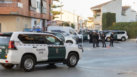 Agentes de la Guardia Civil cierran el tráfico este miércoles en el barrio de San Antonio de Torre Pacheco (Murcia). Agentes de la Guardia Civil cierran el tráfico este miércoles en el barrio de San Antonio de Torre Pacheco (Murcia).