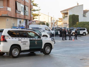 Agentes de la Guardia Civil cierran el tráfico este miércoles en el barrio de San Antonio de Torre Pacheco (Murcia).
