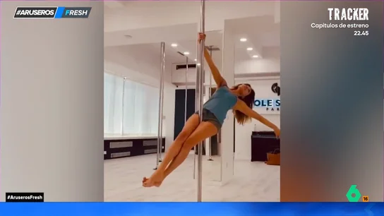 El consejo de Alfonso Arús a Carla Bruni tras verla hacer pole dance: "Hay que anclar bien la barra, que si no acabas haciendo el imbécil" El consejo de Alfonso Arús a Carla Bruni tras verla hacer pole dance: "Hay que anclar bien la barra, que si no acabas haciendo el imbécil"
