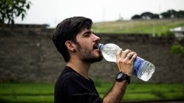 Un hombre bebiendo agua