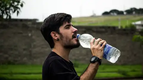 Un hombre bebiendo agua Un hombre bebiendo agua
