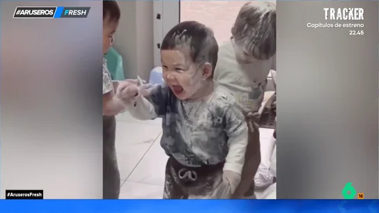 Estos tres niños acaban de descubrir donde guarda su madre la harina: "Y encima, trillizos. Imagínate la que están liando" Estos tres niños acaban de descubrir donde guarda su madre la harina: "Y encima, trillizos. Imagínate la que están liando"