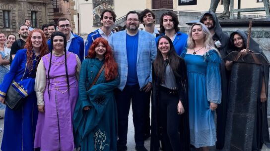 Brandon Sanderson rodeado de lectores en Avil&eacute;s