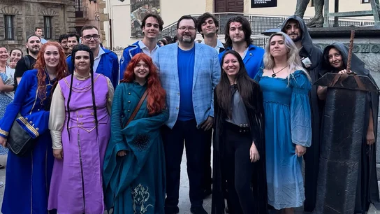 Brandon Sanderson rodeado de lectores en Avilés Brandon Sanderson rodeado de lectores en Avilés