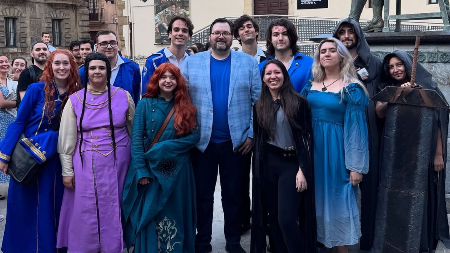 Brandon Sanderson rodeado de lectores en Avilés Brandon Sanderson rodeado de lectores en Avilés