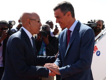 l presidente del Gobierno español, Pedro Sánchez, es recibido por residente mauritano, Mohamed Ould Ghazouani