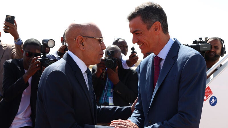 l presidente del Gobierno español, Pedro Sánchez, es recibido por residente mauritano, Mohamed Ould Ghazouani