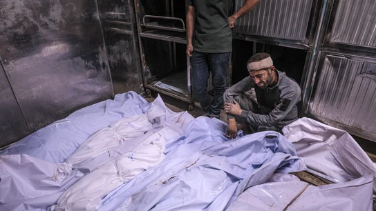 Un hombre llora ante los cadáveres en el hospital Al-Shifa de la ciudad de Gaza Un hombre llora ante los cadáveres en el hospital Al-Shifa de la ciudad de Gaza