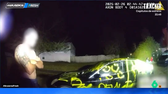 Se venga de su exnovio pintando insultos en su coche con spray sin saber que en realidad está destrozando el del vecino Se venga de su exnovio pintando insultos en su coche con spray sin saber que en realidad está destrozando el del vecino