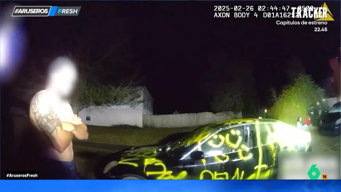 Se venga de su exnovio pintando insultos en su coche con spray sin saber que en realidad está destrozando el del vecino Se venga de su exnovio pintando insultos en su coche con spray sin saber que en realidad está destrozando el del vecino