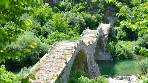Puente de piedra en Zagori Puente de piedra en Zagori