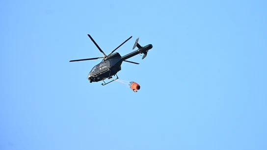 Un helicóptero, en los trabajos de extinción del incendio de Tomorrowland 2025 Un helicóptero, en los trabajos de extinción del incendio de Tomorrowland 2025