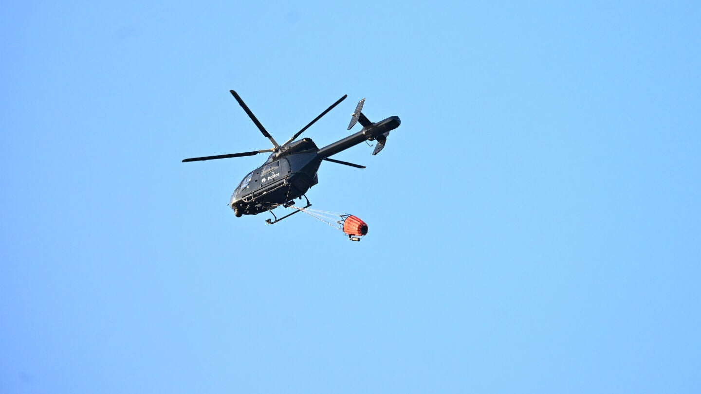 Un helicóptero, en los trabajos de extinción del incendio de Tomorrowland 2025