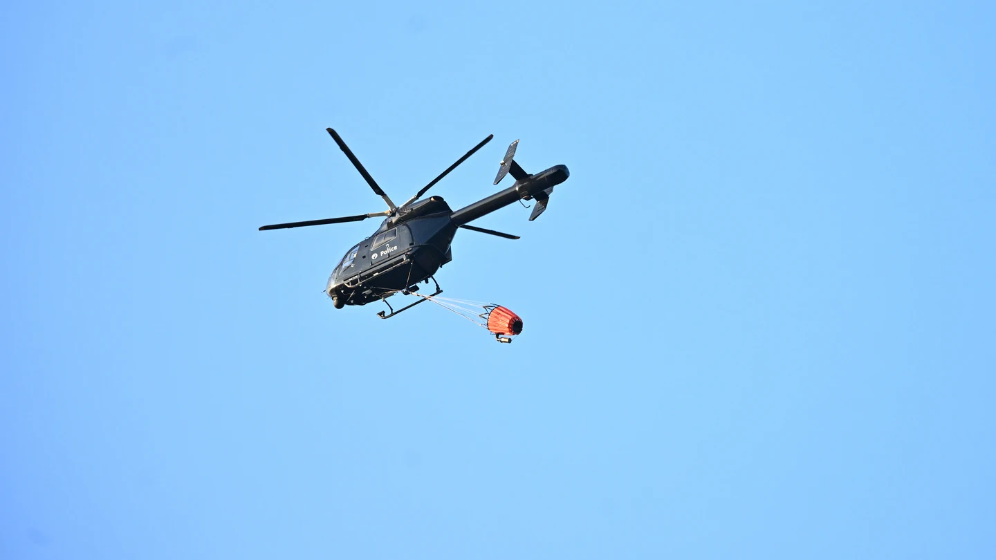 Un helicóptero, en los trabajos de extinción del incendio de Tomorrowland 2025 Un helicóptero, en los trabajos de extinción del incendio de Tomorrowland 2025