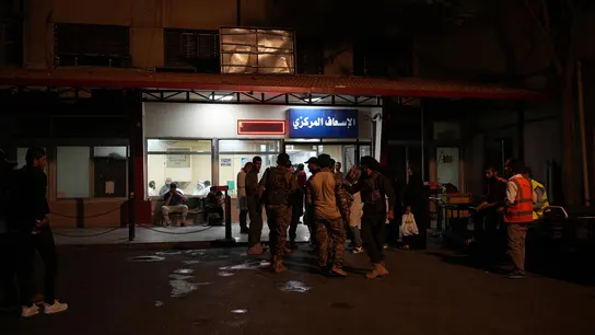 Varias personas acuden al hospital Al-Mouwasat de Damasco tras los ataques israelíes. Varias personas acuden al hospital Al-Mouwasat de Damasco tras los ataques israelíes.