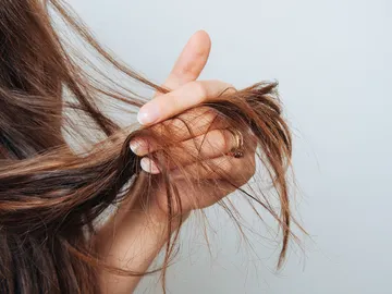 Mujer tocándose el pelo Mujer tocándose el pelo