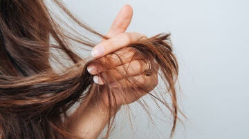 Mujer tocándose el pelo