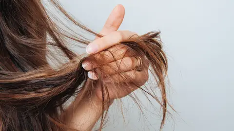 Mujer tocándose el pelo Mujer tocándose el pelo