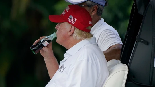Donald Trump se bebe una Coca-Cola en una foto de archivo Donald Trump se bebe una Coca-Cola en una foto de archivo