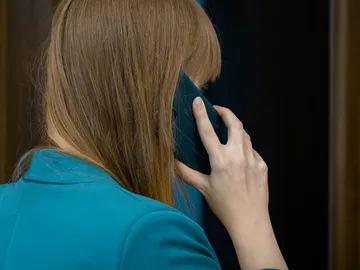 Una mujer hablando por teléfono Una mujer hablando por teléfono