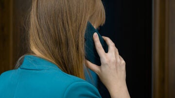 Una mujer hablando por teléfono