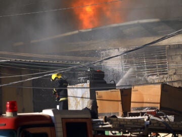 Imagen de archivo de un bombero trabajando en el lugar del incendio cerca de un almacén en Bagdad, Irak, el 27 de octubre de 2024. 
