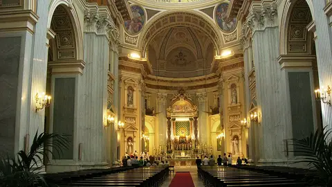 Interior de la Basílica de la Incoronata Madre del Buen Consejo de Nápoles Interior de la Basílica de la Incoronata Madre del Buen Consejo de Nápoles